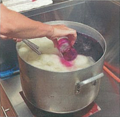 着色は染料を鍋に入れ、湯の温度を上げて着色していきます。