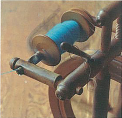 木製の紡ぎ機で糸を紡いで作品にしていきます。